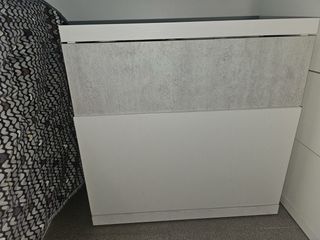 dormitorio: espejo, cómoda y 2 mesitas y cabecero