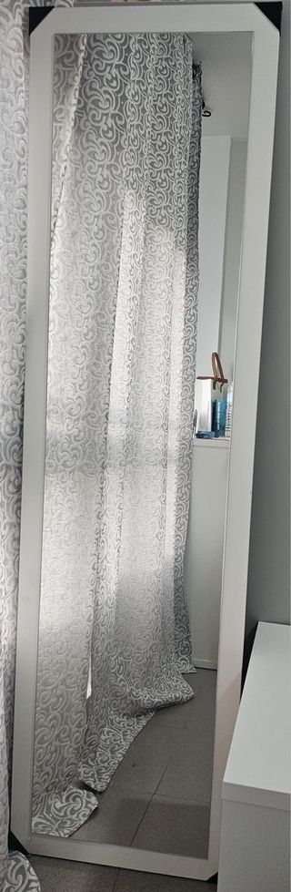 dormitorio: espejo, cómoda y 2 mesitas y cabecero