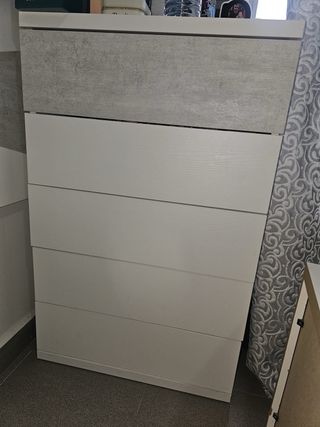 dormitorio: espejo, cómoda y 2 mesitas y cabecero