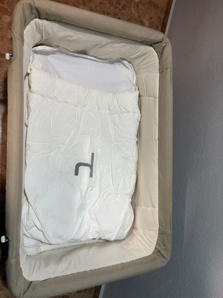 Minicuna Babyhome con colchón y saco. Balancín.