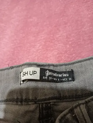 Pantalones vaqueros grises desgastados