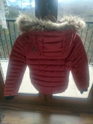 Plumífero rojo con capucha