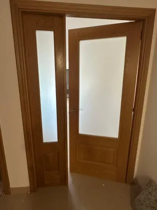 Puerta doble de madera con cristal