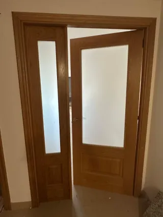 Puerta doble de madera con cristal
