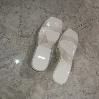 Sandalias blancas de plataforma con tacón ancho