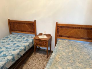 Camas individuales y mesita retro