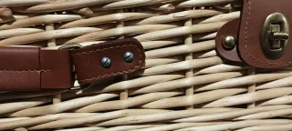 Cesta de picnic de mimbre y cuero