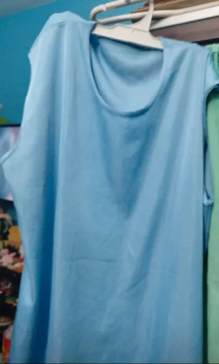 Camisetas sin mangas azul y verde