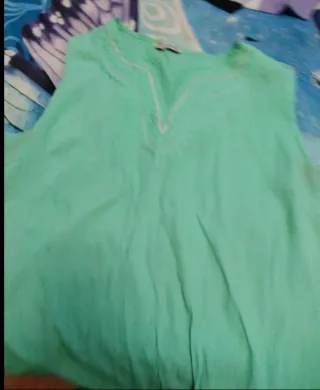 Camisetas sin mangas azul y verde