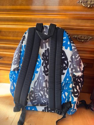 Mochila Eastpak con estampado graffiti