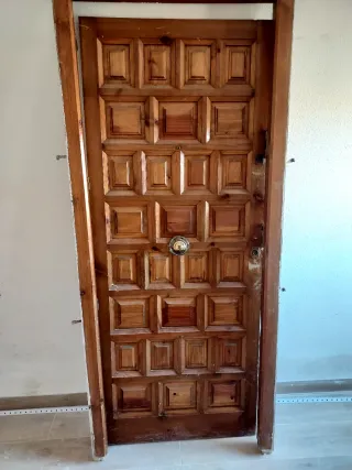 Puerta d entrada completa,dispone d 2 cerraduras y