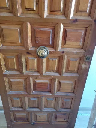 Puerta d entrada completa,dispone d 2 cerraduras y