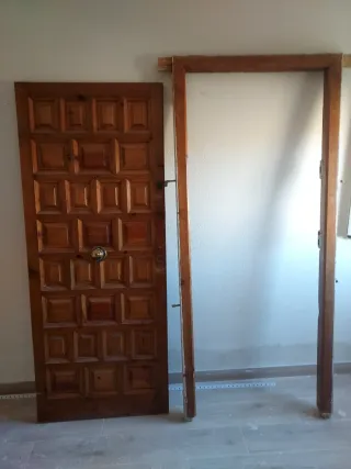 Puerta d entrada completa,dispone d 2 cerraduras y