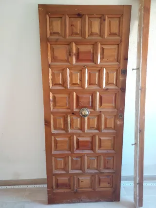 Puerta d entrada completa,dispone d 2 cerraduras y