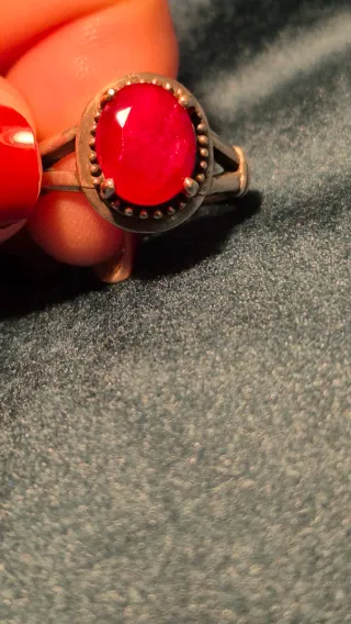 Anillo de plata con rubí