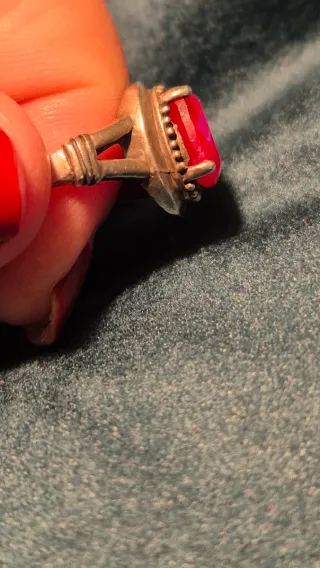 Anillo de plata con rubí