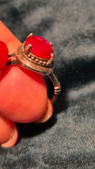 Anillo de plata con rubí