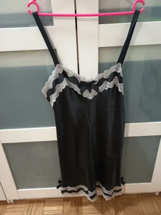 Camisón negro con puntillas blancas