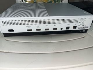 Xbox One S con mando cableado
