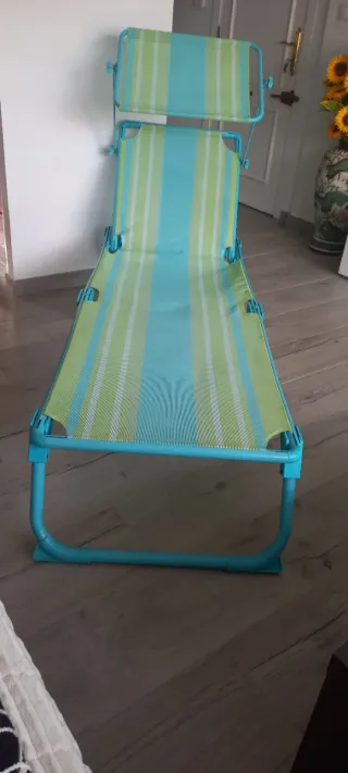 Tumbona de playa azul y verde