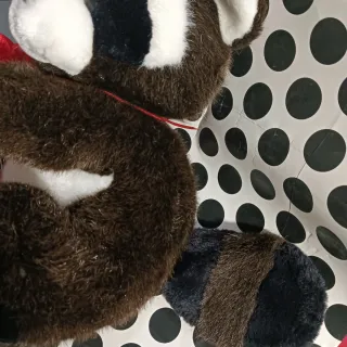 Peluche procione con cuore rosso