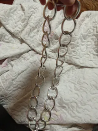 Cadena metalizada plateada