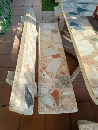 Mesa y banco de piedra multicolor