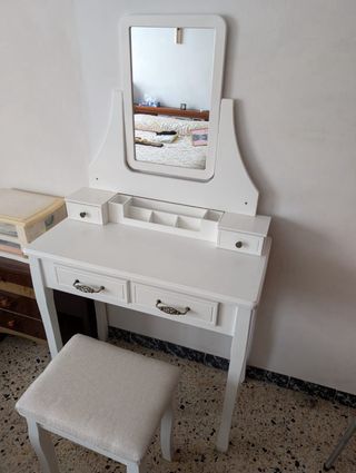 Tocador blanco con espejo y taburete