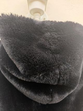 Abrigo tipo trenca de peluche negro con capucha