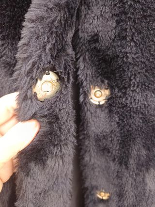 Abrigo tipo trenca de peluche negro con capucha