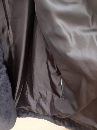 Abrigo tipo trenca de peluche negro con capucha