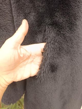 Abrigo tipo trenca de peluche negro con capucha