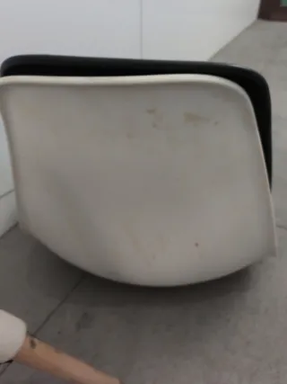 Sillas Diseño Patas Madera Hay 2 sillas completas