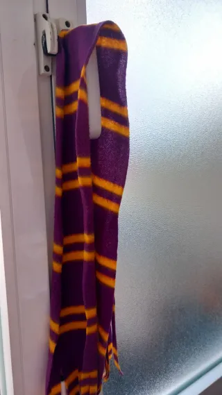 Bufanda Harry Potter Morada y Dorada disfraz