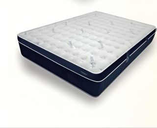 Colchón de tela gris y blanco