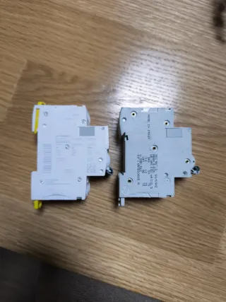 2 Interruptores Automáticos Schneider y Merlin 63A