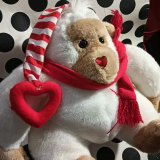 Peluche scimmia bianca con cuore rosso