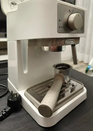 Cafetera Espresso De'Longhi Stilosa Blanca