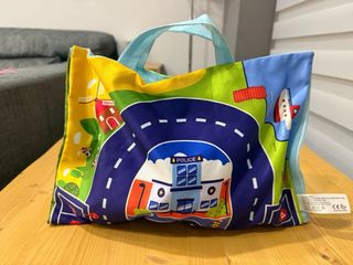 Coches de juguete y alfombra de juego