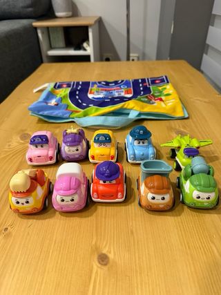 Coches de juguete y alfombra de juego