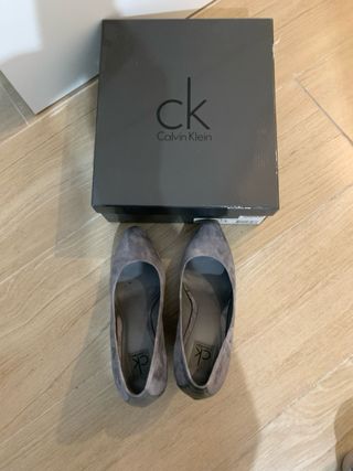 Zapatos tacón ante gris Calvin Klein