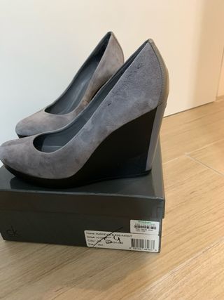 Zapatos tacón ante gris Calvin Klein