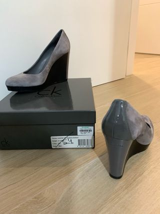 Zapatos tacón ante gris Calvin Klein