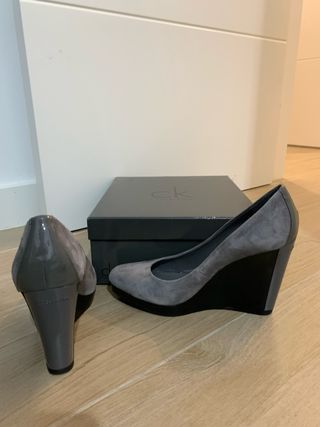 Zapatos tacón ante gris Calvin Klein