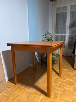 Mesa de comedor de madera