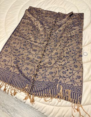 Sciarpa nuova con fantasia floreale