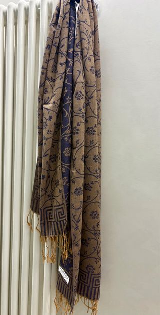 Sciarpa nuova con fantasia floreale