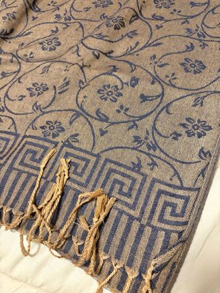 Sciarpa nuova con fantasia floreale