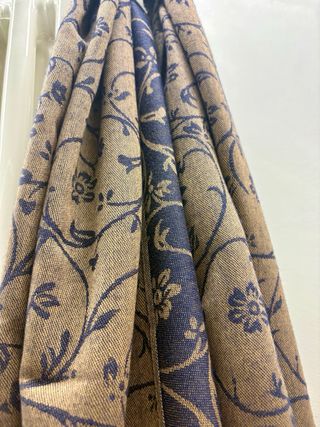 Sciarpa nuova con fantasia floreale