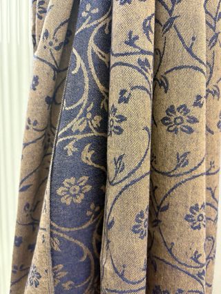 Sciarpa nuova con fantasia floreale